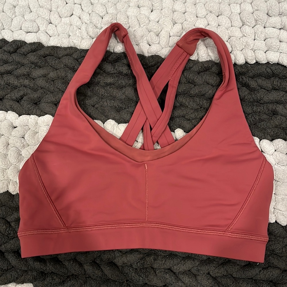 Lululemon sports bra, great condition size 4 colour is fuchsia/pinky red